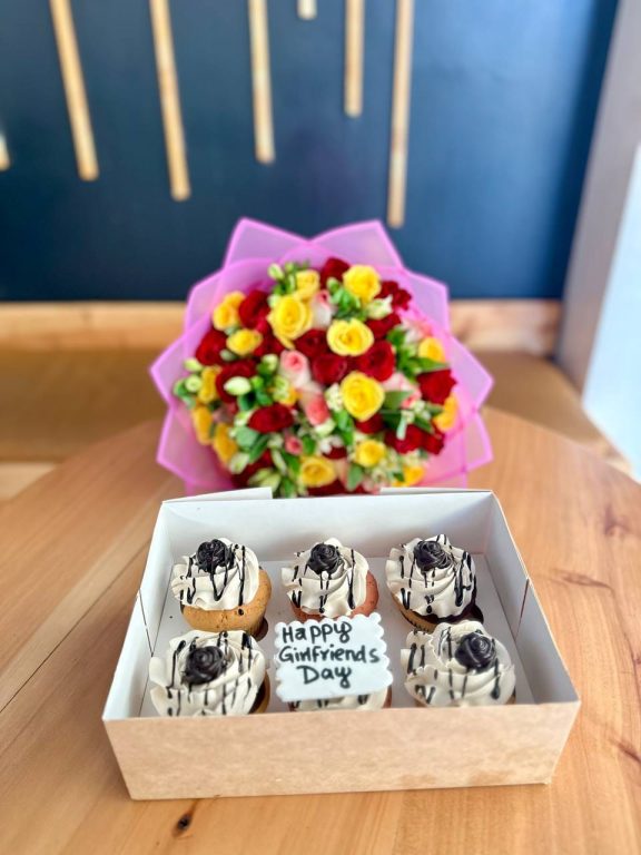 Flowers bouquet and cupcakes