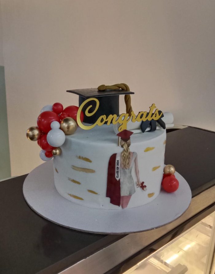 Graduation girl design cake