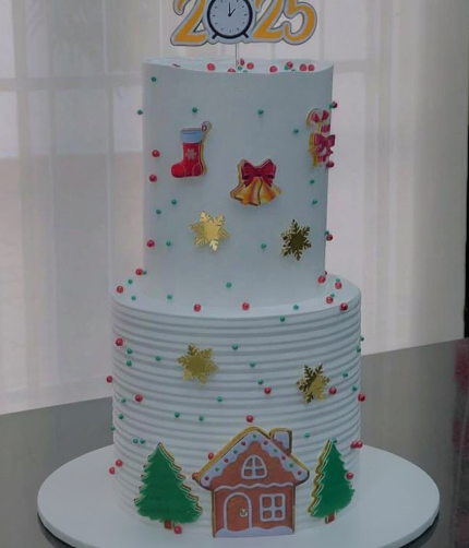 Christmas tired cake