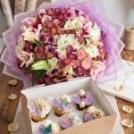 Handbouquet for mothers day plus cupcakes